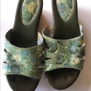 Seashell design, leather Icon Wedge, w gold flecks